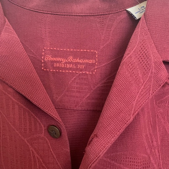 Men’s Tommy Bahama short sleeved shirt. Size Large. Maroon with pattern - Picture 5 of 6